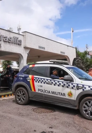 Moraes nega livre acesso de filhos de Bolsonaro à prisão domiciliar