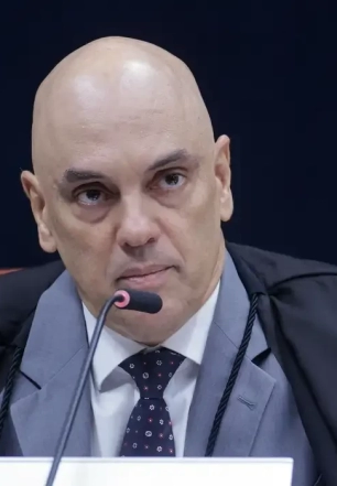 Moraes pede parecer da PGR sobre incluir Jair e Flávio em inquérito