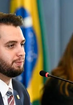 Moraes pede que Filipe Martins explique uso de rede social