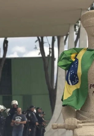 Moraes rejeita revisar pena de Débora do Batom, condenada pelo 8/1