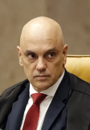 Moraes suspende visitas de Flávio a Bolsonaro na prisão domiciliar