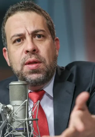 “Negociamos com os caminhoneiros”, diz Boulos sobre greve da categoria