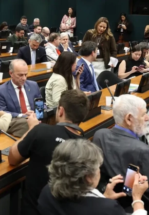 Pedido de vista adia votação da PEC do fim da 6x1 na CCJ da Câmara