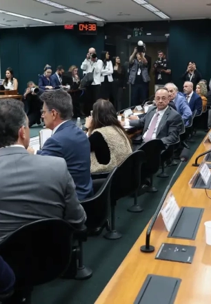Pedido de vista adia votação da PEC do fim da escala 6X1