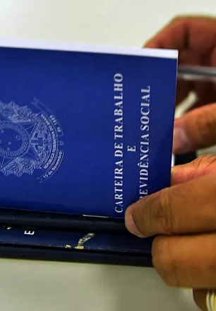 Pesquisa revela que brasileiro prefere emprego com carteira assinada