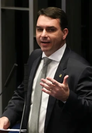 PGR pede que Flávio Bolsonaro seja ouvido por calúnia contra Lula