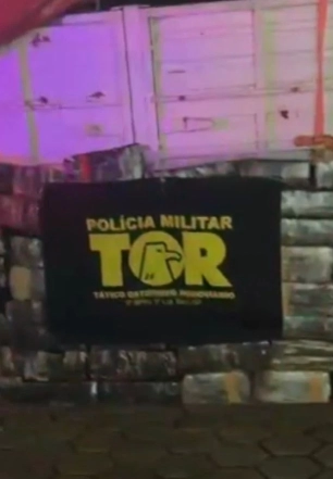 PM apreende quase duas toneladas de maconha escondidas em carga de arroz na Castello Branco
