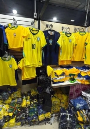 Polícia de SP apreende 2 mil camisas e 85 mil figurinhas falsificadas da Copa do Mundo