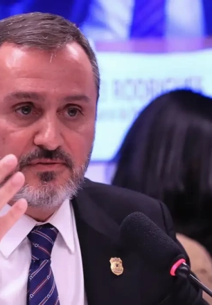 Polícia Federal retira credenciais de agente de imigração dos EUA