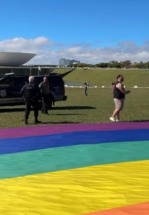 Polícia legislativa proíbe bandeira LGBTQIA+ em gramado do Congresso