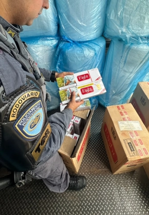 Polícia Rodoviária apreende cerca de 930 mil maços de cigarros contrabandeados na Rodovia Antonio Romano Schincariol, em Tatuí