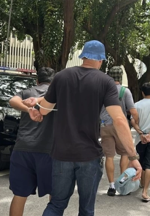 Policiais fantasiados da turma do Chaves prendem cinco suspeitos em blocos na República neste domingo (15)