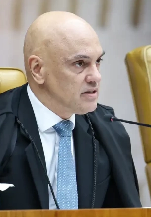 Por ordem de Moraes, PF faz busca por armas na casa de Bolsonaro