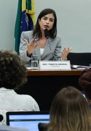 Proposta que criminaliza misoginia avança na Câmara dos Deputados