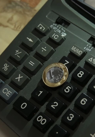 Sob efeito do juro alto, economia recua 0,3% em outubro