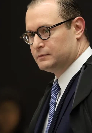 STF: Zanin pede a Fachin acesso a todo material de celular de Vorcaro