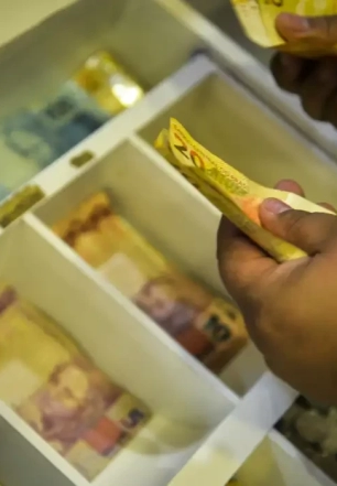 Trabalhadores nascidos em novembro e dezembro recebem abono salarial
