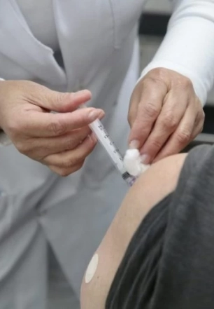 Veja como a vacinação de adultos protege bebês e freia o avanço de doenças consideradas erradicadas