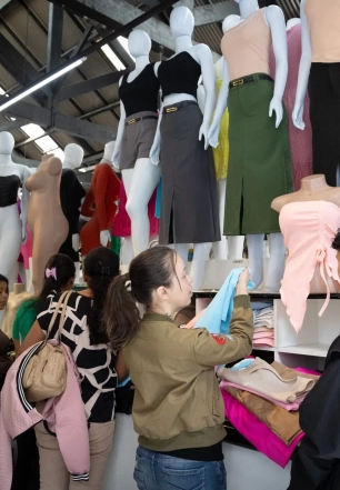 Veja cuidados ao cortar a etiqueta das roupas, segundo o Ipem-SP