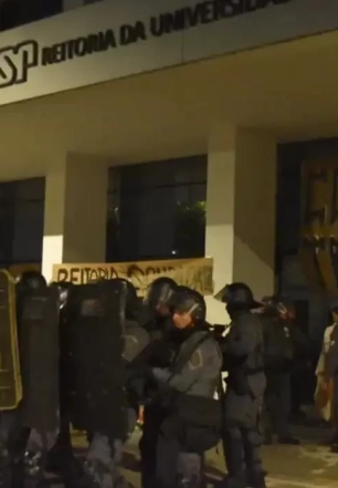 Vereadores provocam universitários em SP e ato tem confronto