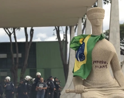 8/1: Moraes mantém prisão domiciliar de mulher que pichou estátua
