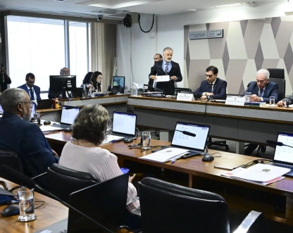 CCJ do Senado aprova PEC que acaba com jornada 6x1