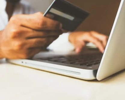 Consumo da alta renda e compras digitais elevam gastos com cartões