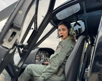 Delegada é a primeira mulher a pilotar o helicóptero da Polícia Civil