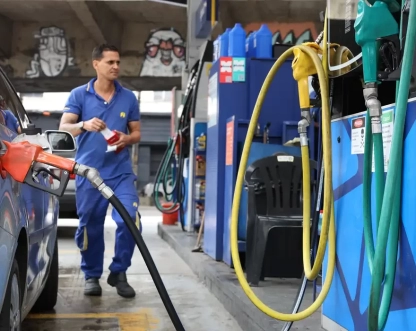 Governo propõe subvenção da gasolina em R$ 0,44 por litro