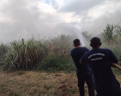 Guarda Civil Municipal e Brigada de incêndio de Capela do Alto trabalham sem parar