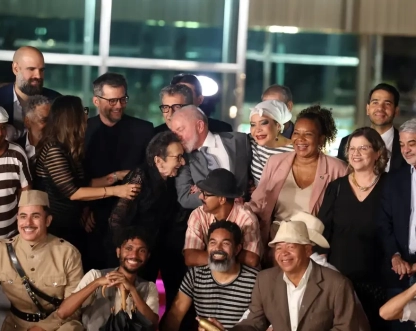 Lula recebe equipe de O Agente Secreto e destaca papel da cultura