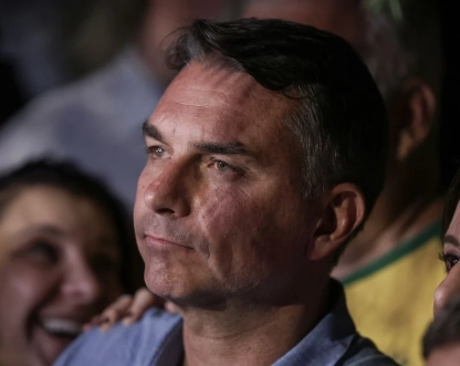 Mendonça multa Flávio por impulsionar post negativo contra Lula