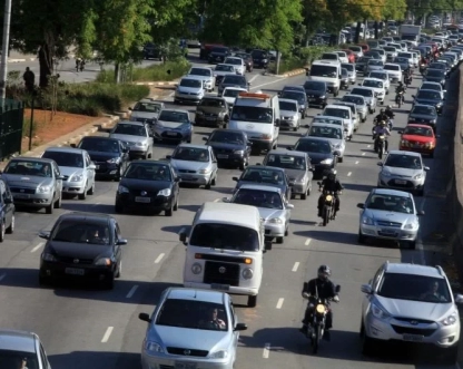 Motoristas devem redobrar cuidados ao dirigir na chuva; confira dicas