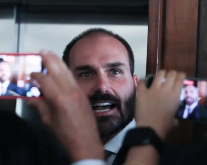 Motta notifica Eduardo Bolsonaro sobre processo de perda do mandato