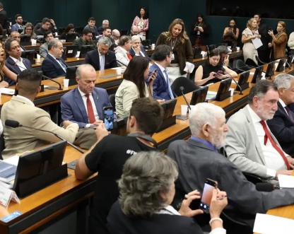 Pedido de vista adia votação da PEC do fim da 6x1 na CCJ da Câmara