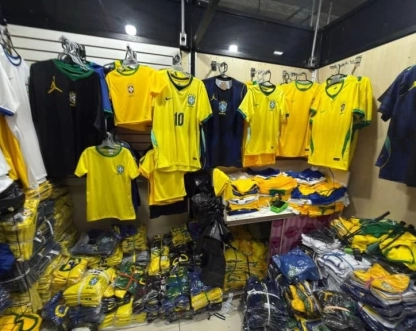 Polícia de SP apreende 2 mil camisas e 85 mil figurinhas falsificadas da Copa do Mundo