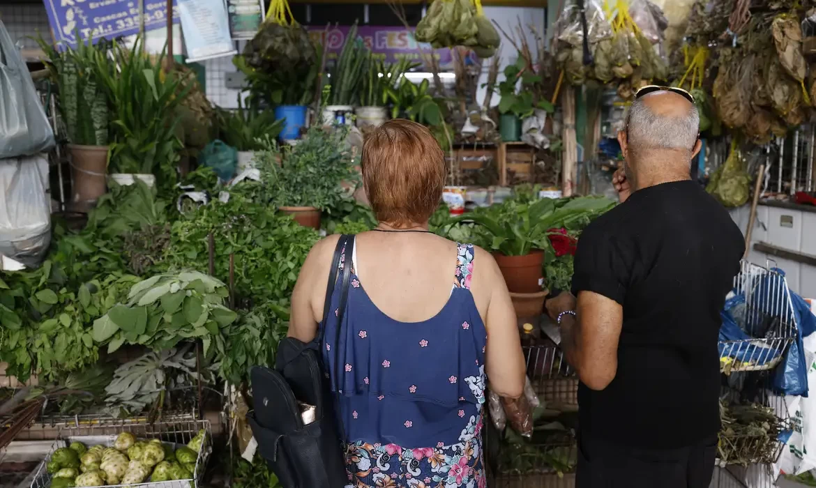 Tradição e fé impulsionam busca por banhos e ervas no fim de ano