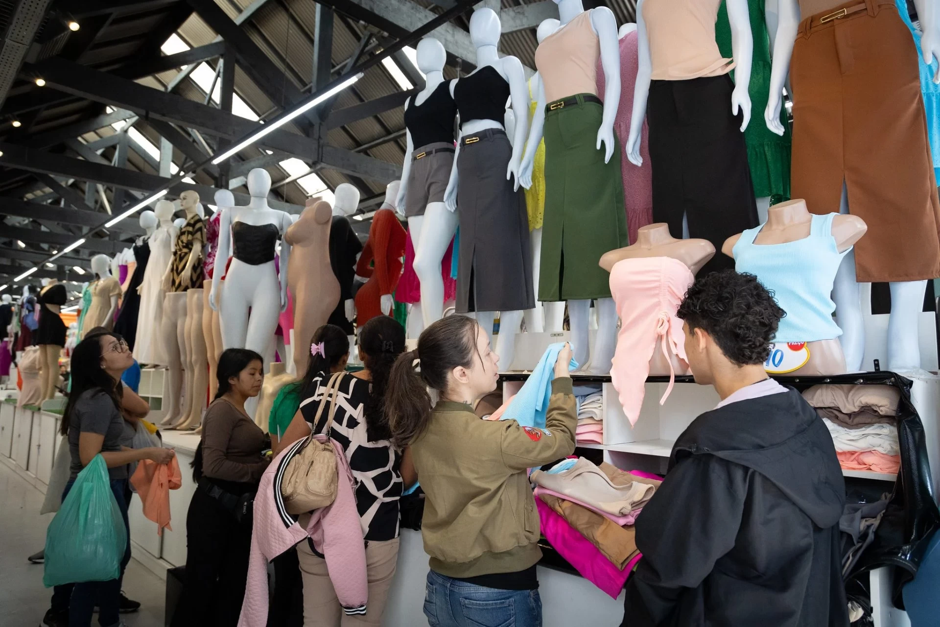 Veja cuidados ao cortar a etiqueta das roupas, segundo o Ipem-SP